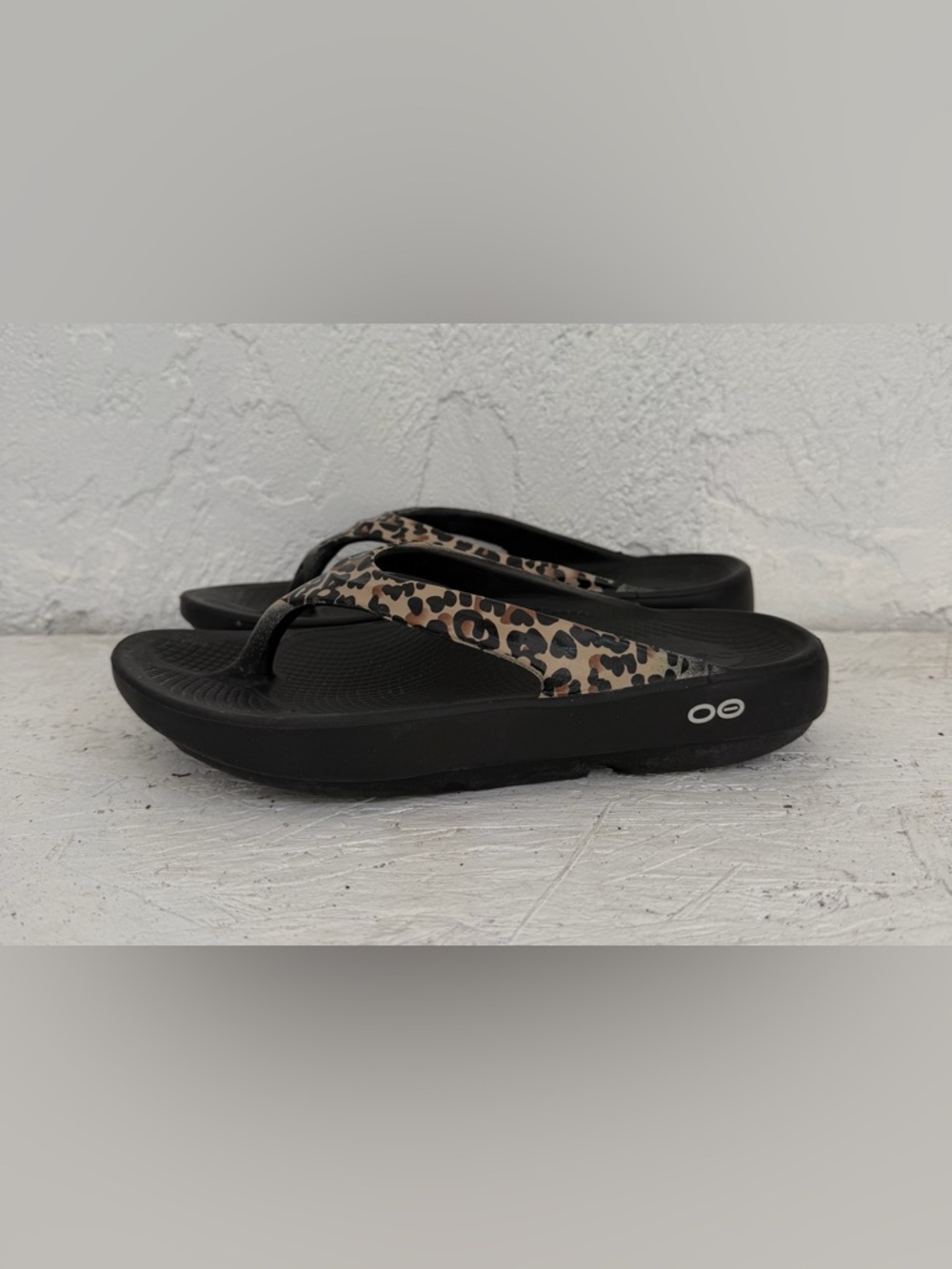 OOFOS OOLALA Leopard Print Lightweight Thong Sandals Waterproof Shoes Size 7